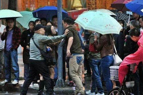 钟楼吃瓜群众事件视频,一场网络热议的围观与反思