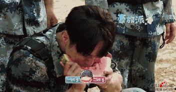 晴晴在英国搭讪吃瓜群众,与吃瓜群众趣味互动