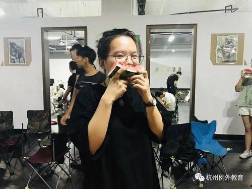 荣耀播报吃瓜群众,揭秘吃瓜群众的狂欢盛宴