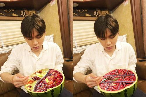 一家四口吃瓜群众图片,共享夏日清凉时光