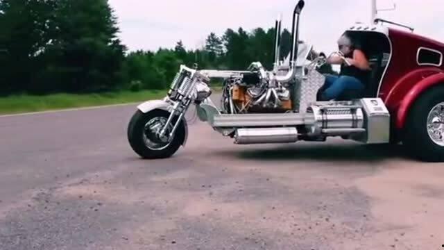 开摩托车吃瓜群众,见证街头百态