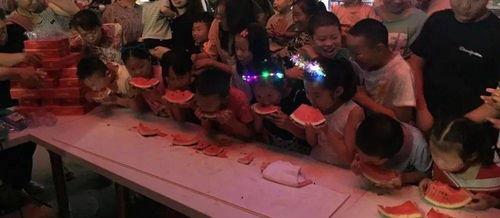 夜市吃瓜群众图片