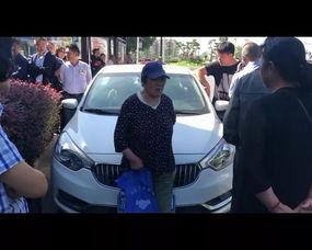 老人倒地群众吃瓜,老人倒地引围观，群众“吃瓜”成风景