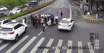 吃瓜群众看车祸现场,车祸现场惊心动魄瞬间