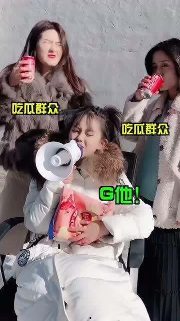 一群吃瓜群众看热闹,吃瓜群众的热闹现场