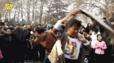 一群吃瓜的群众围观